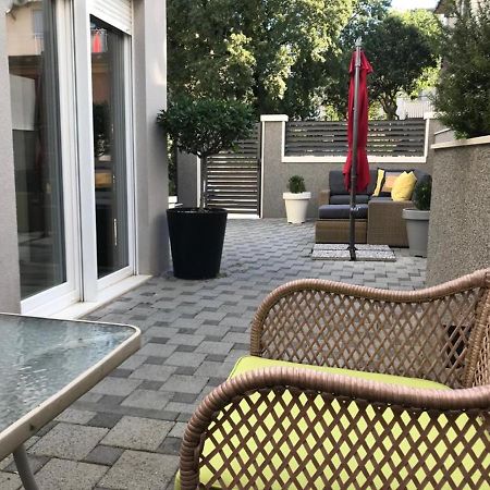 Holiday Home Aspalathos - With Free Parking, Near The Beach, A Few Minutes' Walking Distance To The Unesco Palace Спліт Екстер'єр фото