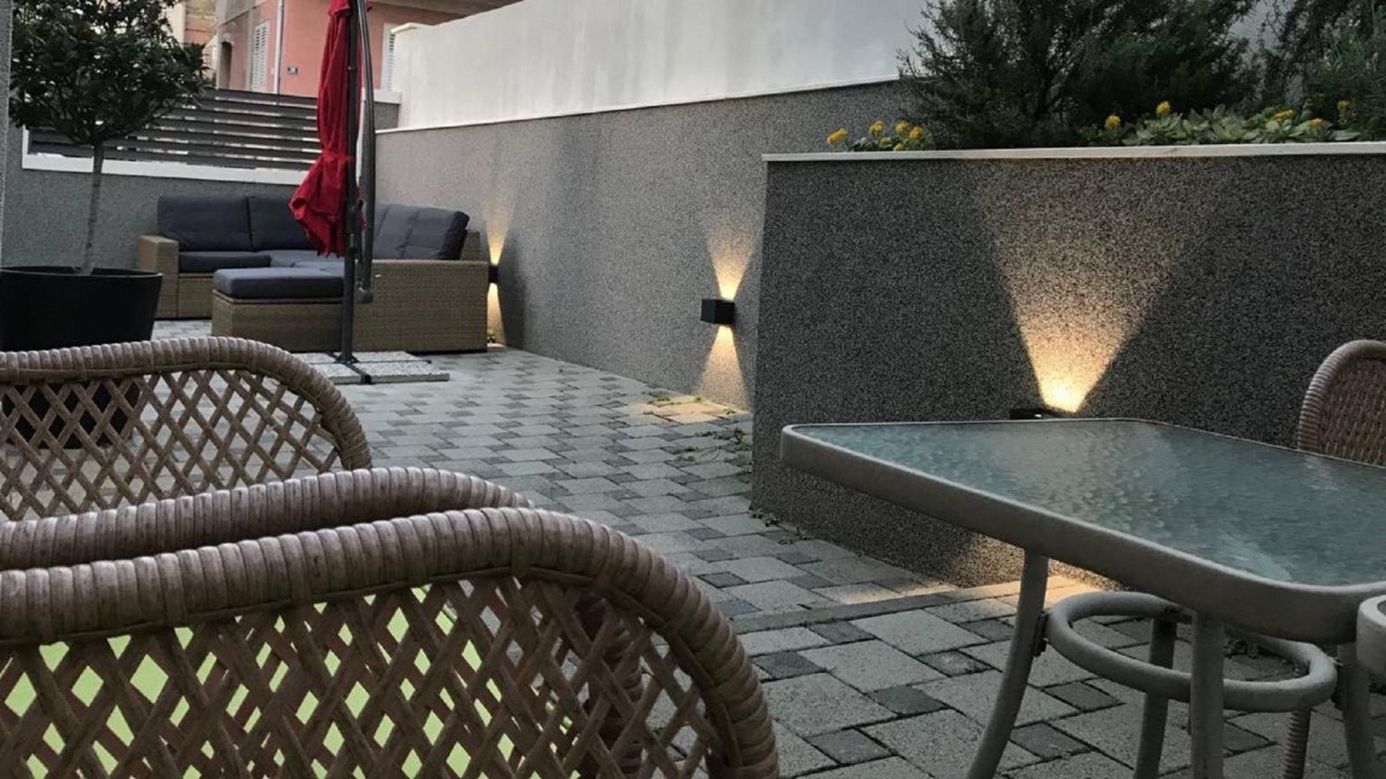 Holiday Home Aspalathos - With Free Parking, Near The Beach, A Few Minutes' Walking Distance To The Unesco Palace Спліт Екстер'єр фото