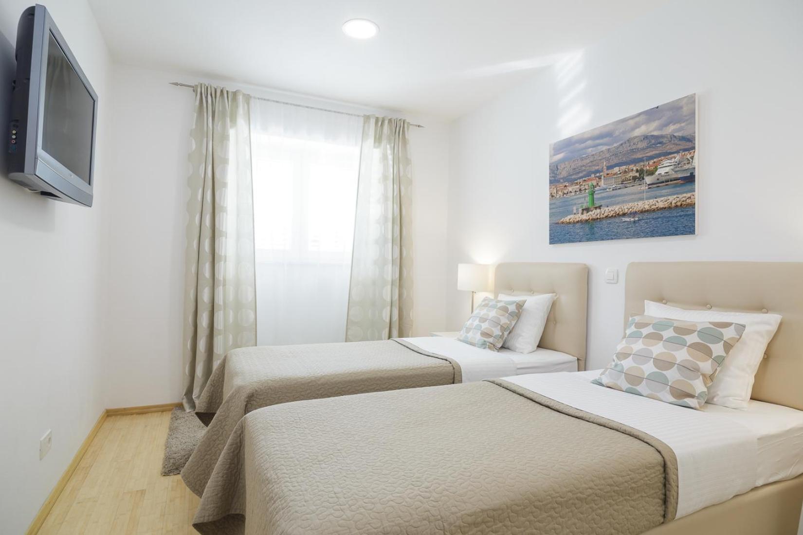Holiday Home Aspalathos - With Free Parking, Near The Beach, A Few Minutes' Walking Distance To The Unesco Palace Спліт Екстер'єр фото