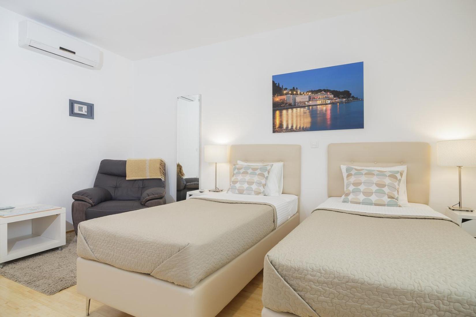 Holiday Home Aspalathos - With Free Parking, Near The Beach, A Few Minutes' Walking Distance To The Unesco Palace Спліт Екстер'єр фото