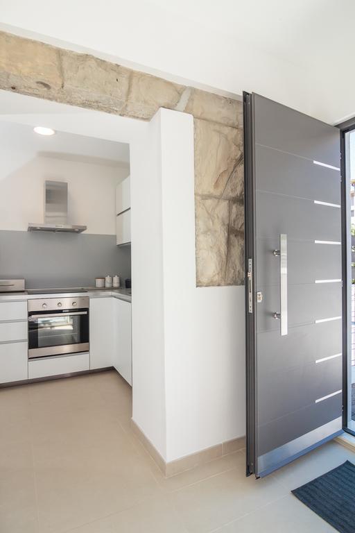 Holiday Home Aspalathos - With Free Parking, Near The Beach, A Few Minutes' Walking Distance To The Unesco Palace Спліт Екстер'єр фото