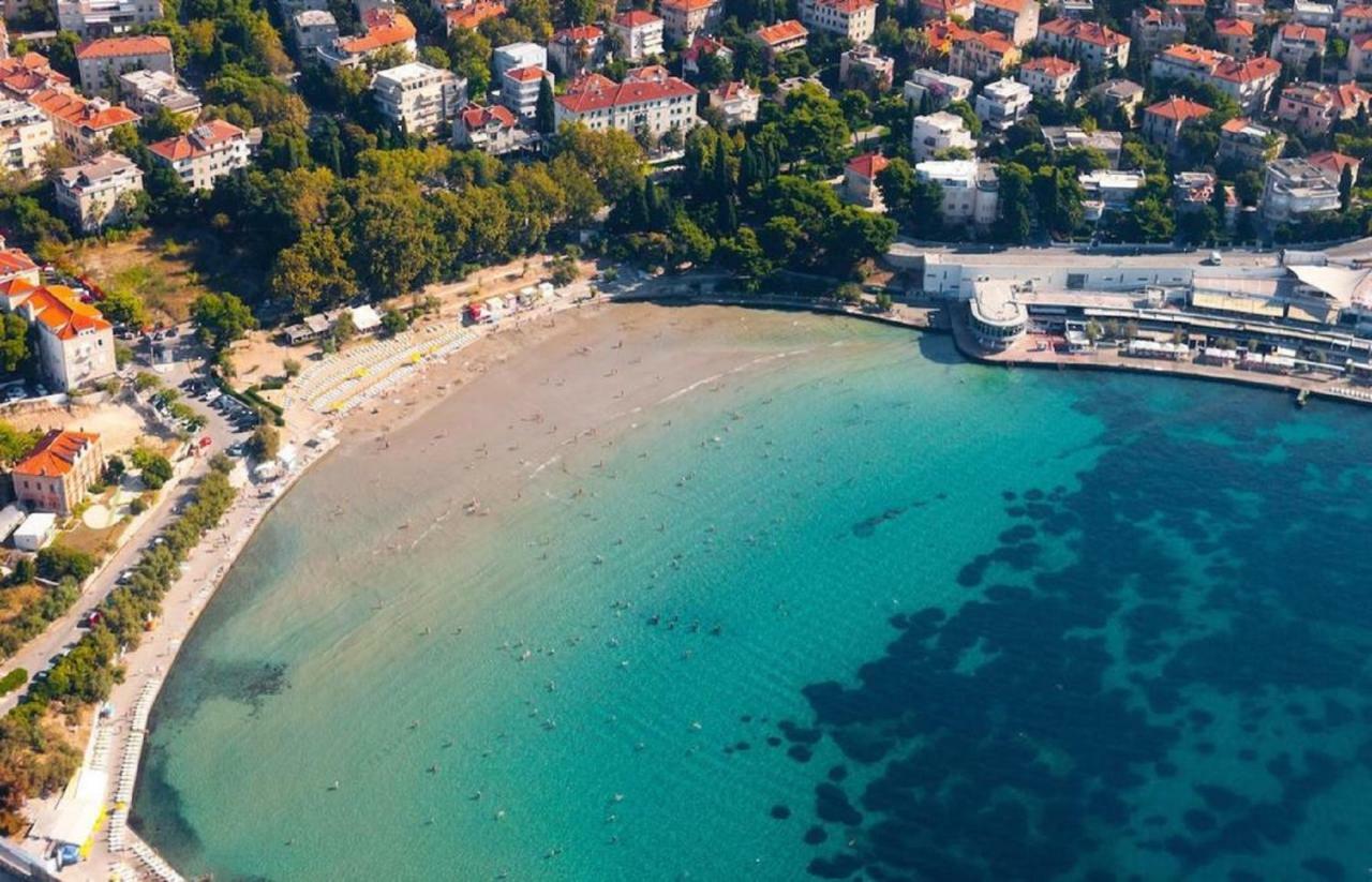 Holiday Home Aspalathos - With Free Parking, Near The Beach, A Few Minutes' Walking Distance To The Unesco Palace Спліт Екстер'єр фото