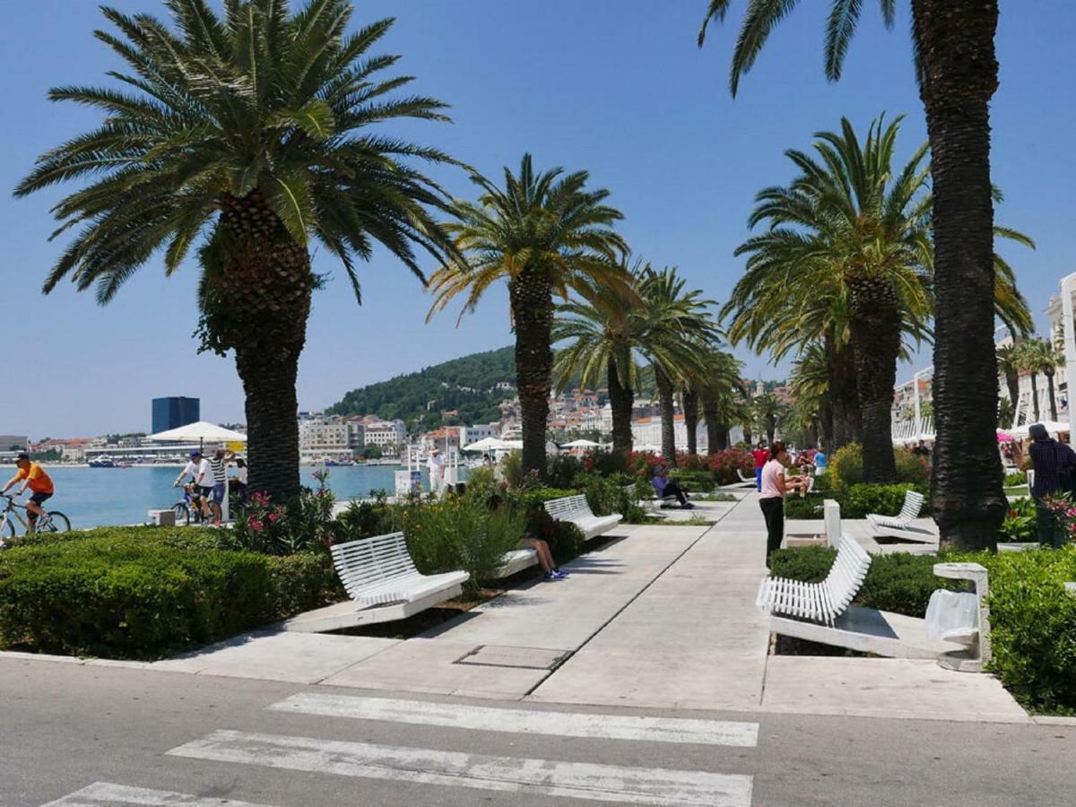 Holiday Home Aspalathos - With Free Parking, Near The Beach, A Few Minutes' Walking Distance To The Unesco Palace Спліт Екстер'єр фото