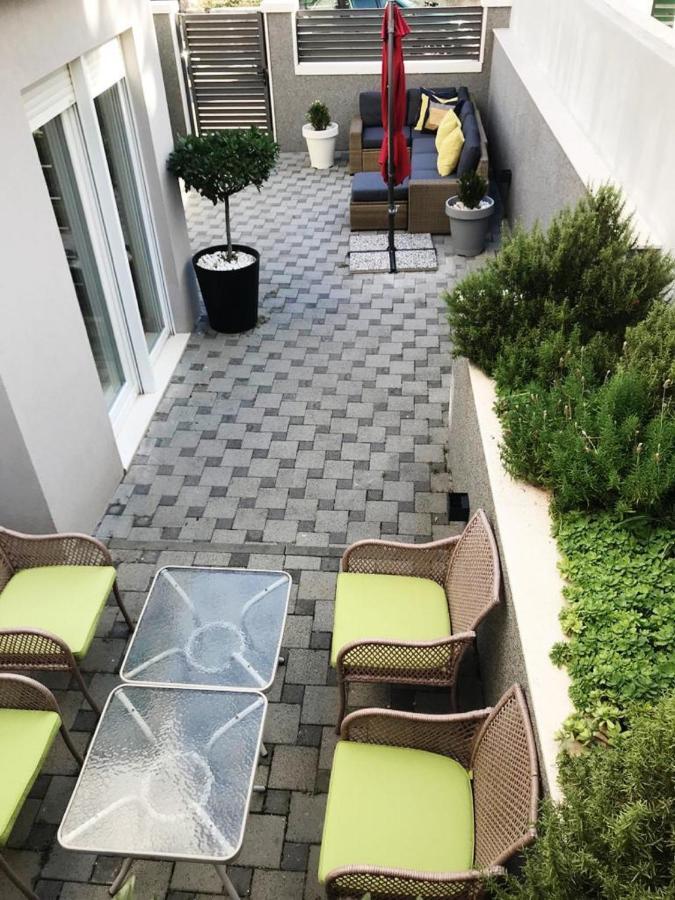 Holiday Home Aspalathos - With Free Parking, Near The Beach, A Few Minutes' Walking Distance To The Unesco Palace Спліт Екстер'єр фото